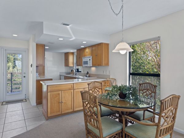 Two Bedroom Walk to Beach Vacation Condo in Captiva Sleeps 4