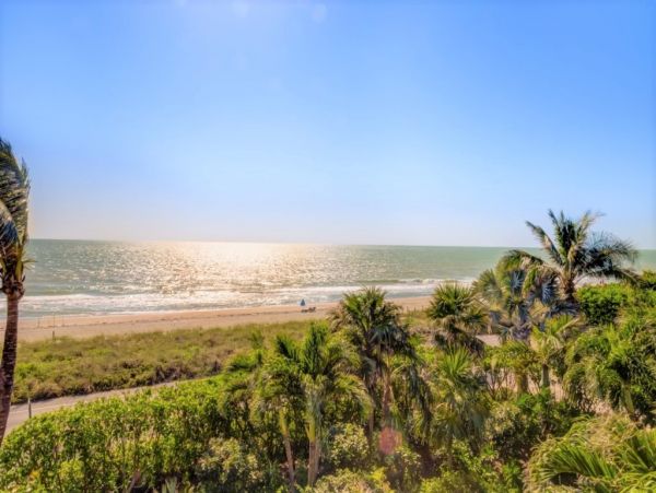 Two Bedroom Walk to Beach Vacation Condo in Captiva Sleeps 4