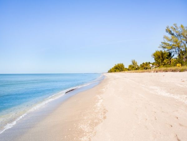 Two Bedroom Walk to Beach Vacation Condo in Captiva Sleeps 4