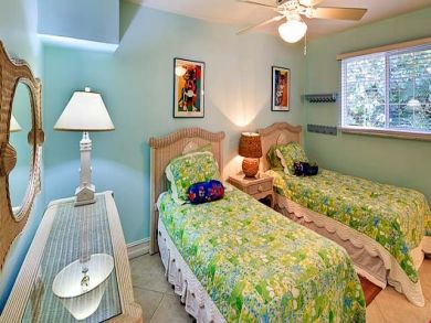 Bedroom 4 with twin beds
