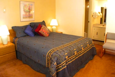 Master bedroom with queen bed Master bedroom with queen bed