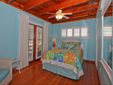 Bedroom 2 with queen bed Bedroom 2 with queen bed