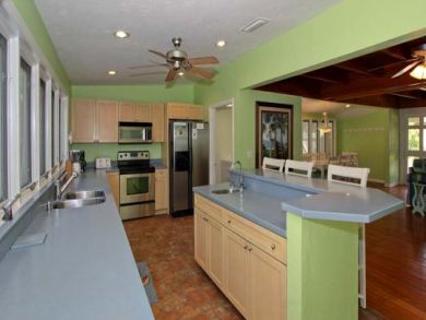 Fully equipped kitchen with breakfast bar Fully equipped kitchen with breakfast bar