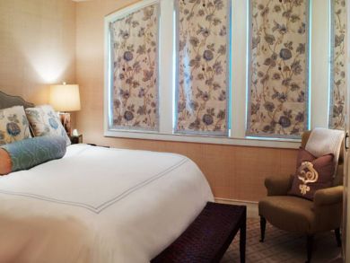 Guest bedroom with queen bed