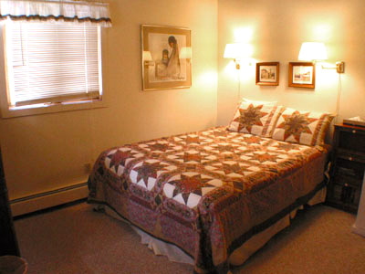 Master bedroom with queen bed Master bedroom with queen bed