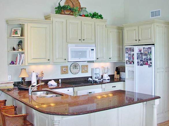 Kitchen with breakfast bar