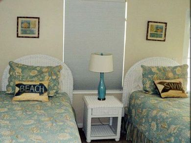 Guest bedroom with twin beds