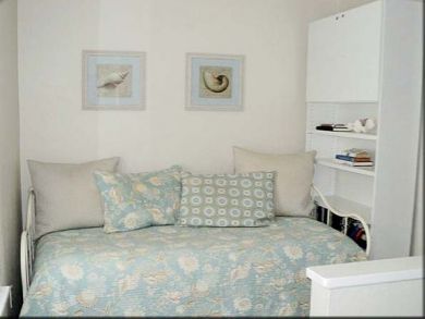 Day bed in loft area