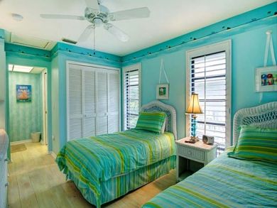 Guest bedroom with twin beds