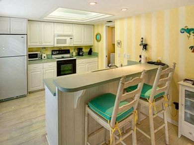 Kitchen with breakfast bar