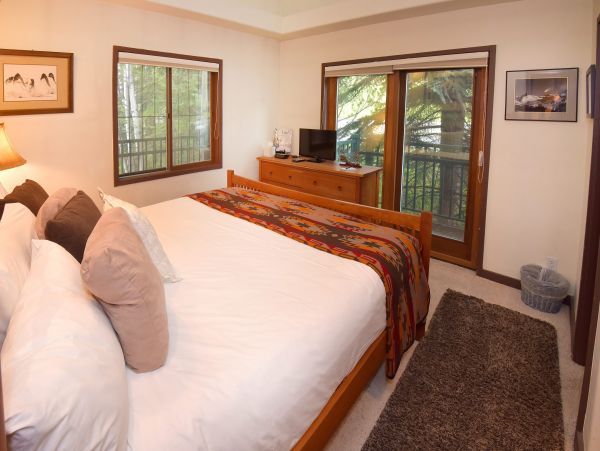 Two plus loft Lionshead Value Vacation Ski Rental
