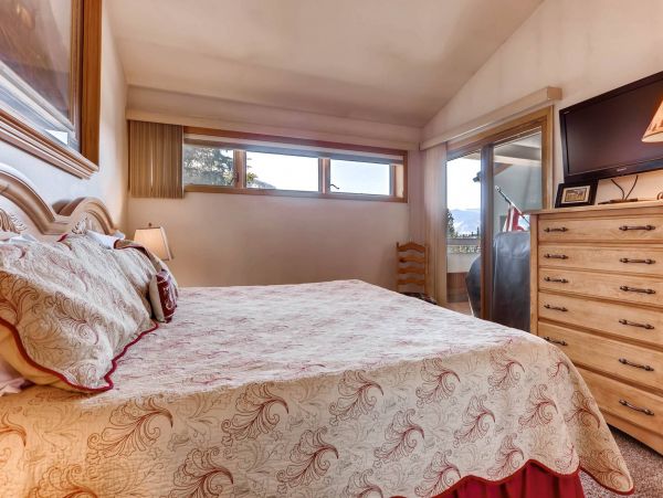 Vail Condo 1.5 miles to Gondola 2 Bedrooms Plus Loft