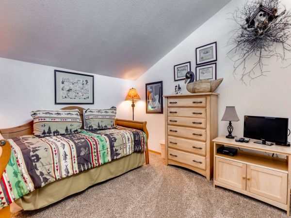Vail Condo 1.5 miles to Gondola 2 Bedrooms Plus Loft