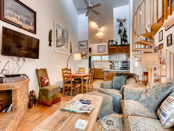 Vail Condo 1.5 miles to Gondola 2 Bedrooms Plus Loft