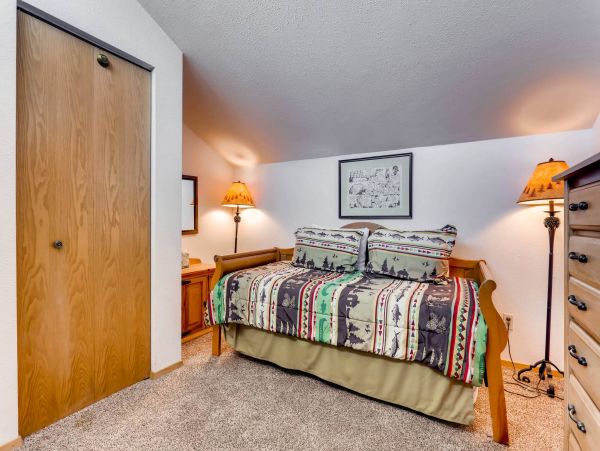 Vail Condo 1.5 miles to Gondola 2 Bedrooms Plus Loft