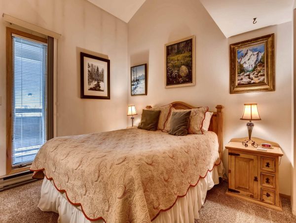 Vail Condo 1.5 miles to Gondola 2 Bedrooms Plus Loft