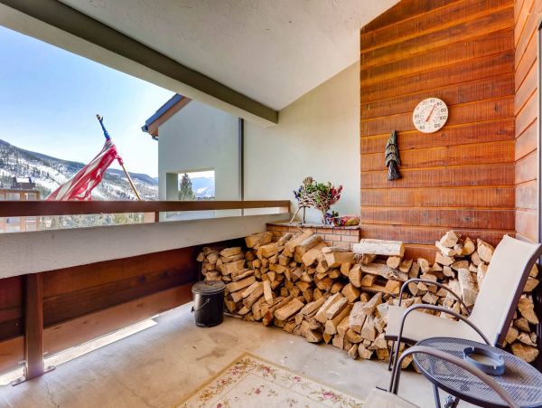 Vail Condo 1.5 miles to Gondola 2 Bedrooms Plus Loft