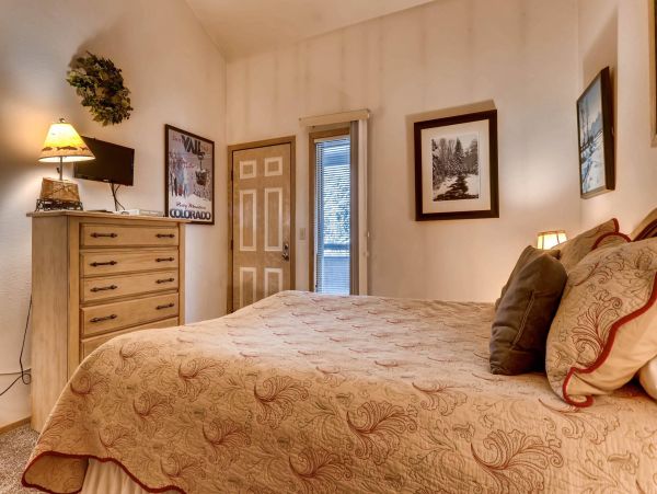 Vail Condo 1.5 miles to Gondola 2 Bedrooms Plus Loft