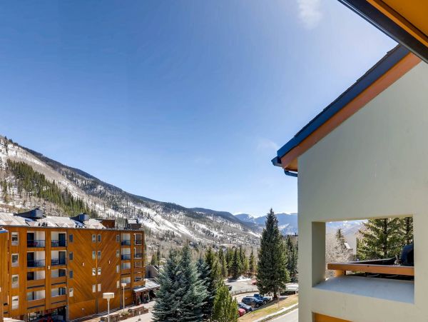 Vail Condo 1.5 miles to Gondola 2 Bedrooms Plus Loft