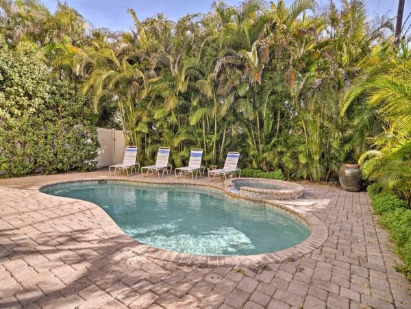 Holmes Beach Rental Only 200ft to Gulf Two Bedroom