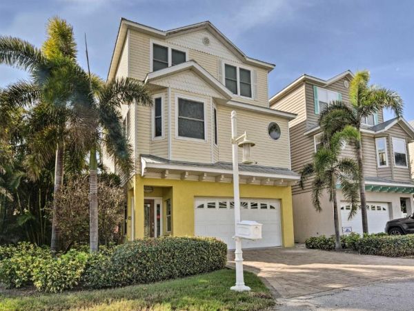 Holmes Beach Rental Only 200ft to Gulf Two Bedroom
