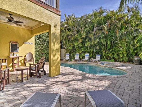 Holmes Beach Rental Only 200ft to Gulf Two Bedroom