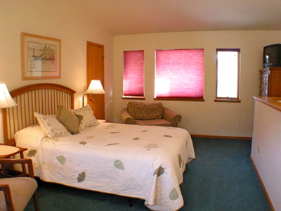 Master bedroom with queen bed Master bedroom with queen bed