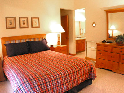 Master bedroom with queen bed Master bedroom with queen bed