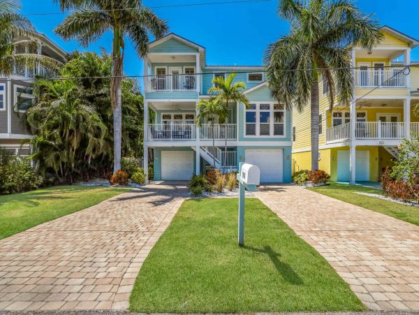 Holmes Beach 4 Bedroom Vacation Rental Pool