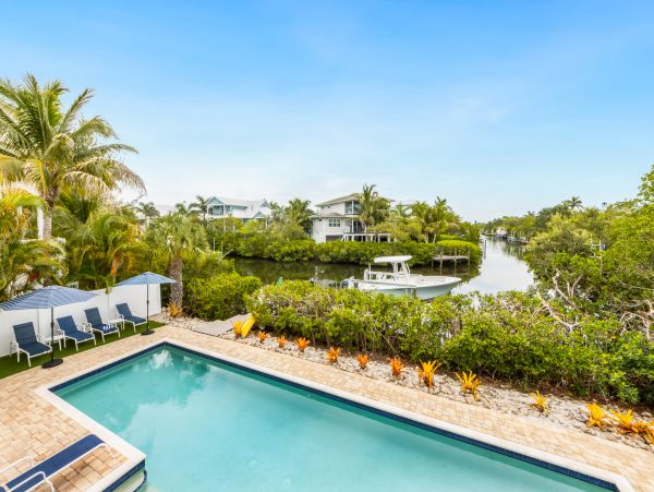 Anna Maria Spacious Vacation Pool Home with Four bedrooms