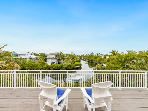 Anna Maria Spacious Vacation Pool Home with Four bedrooms