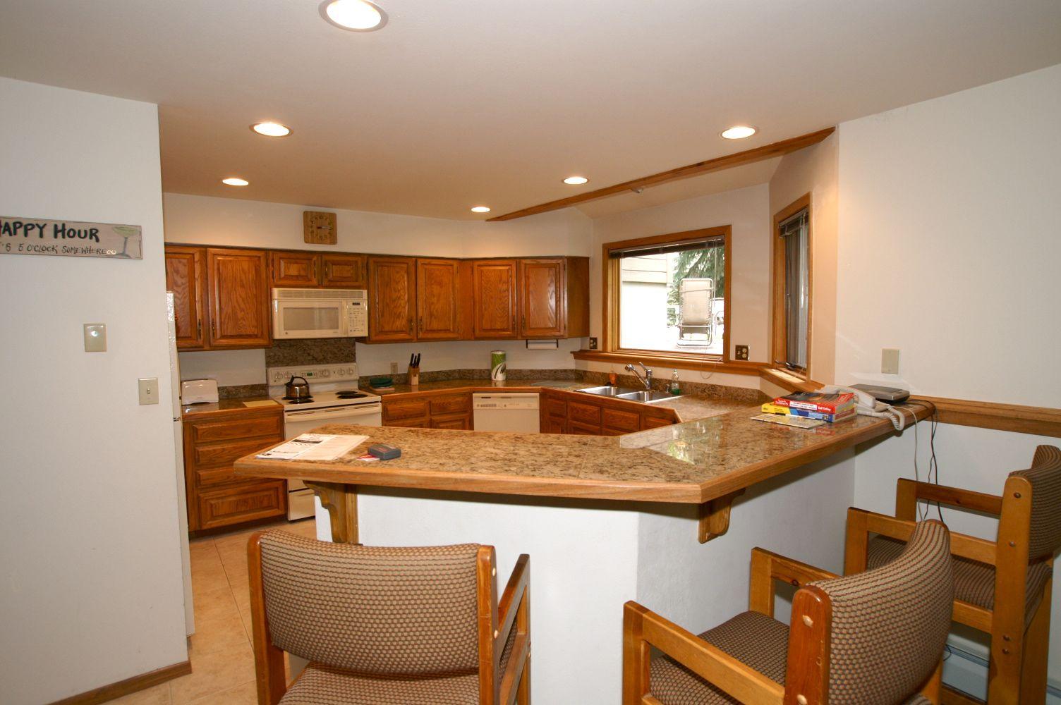 Fully equipped kitchen with breakfast bar