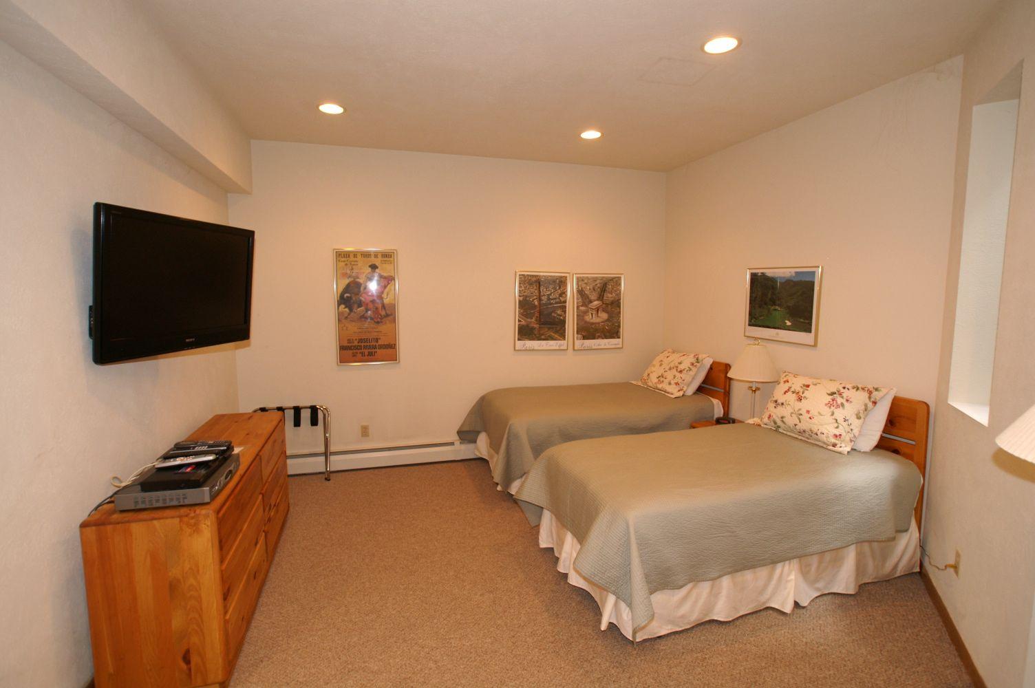 Bedroom 4 with twin beds