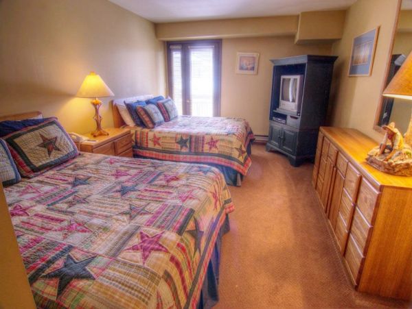 Avon Vacation Rental Condo 4 Bedrooms Sleeps 12 Walk to Lift