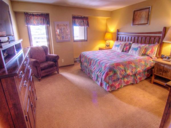 Avon Vacation Rental Condo 4 Bedrooms Sleeps 12 Walk to Lift