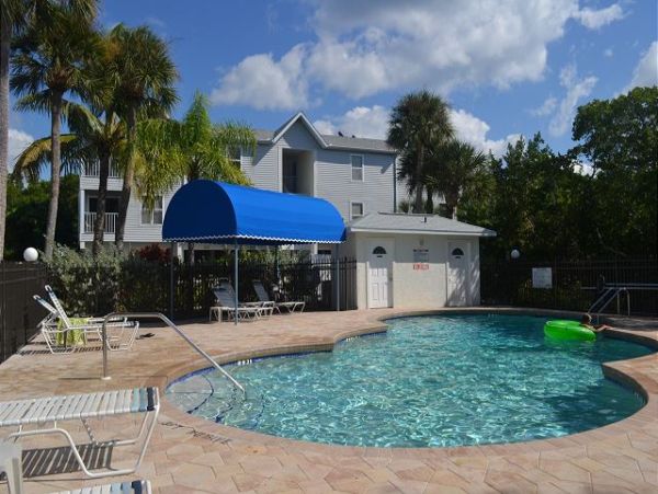 Holmes Beach 2 Bedroom Vacation Rental with Shared Pool