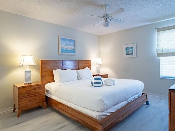 Holmes Beach 2 Bedroom Vacation Rental with Shared Pool
