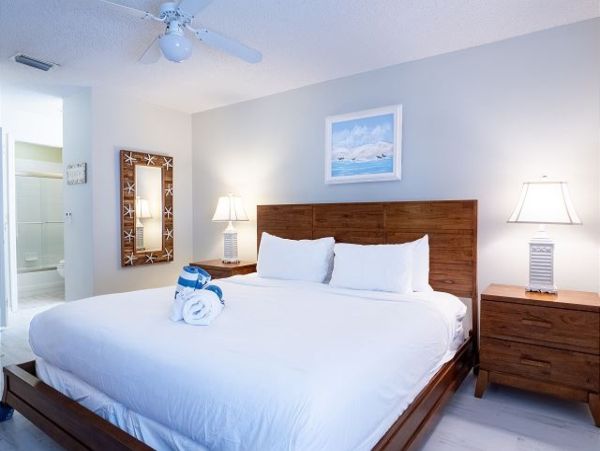 Holmes Beach 2 Bedroom Vacation Rental with Shared Pool