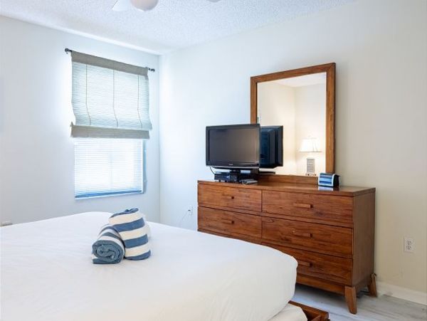 Holmes Beach 2 Bedroom Vacation Rental with Shared Pool
