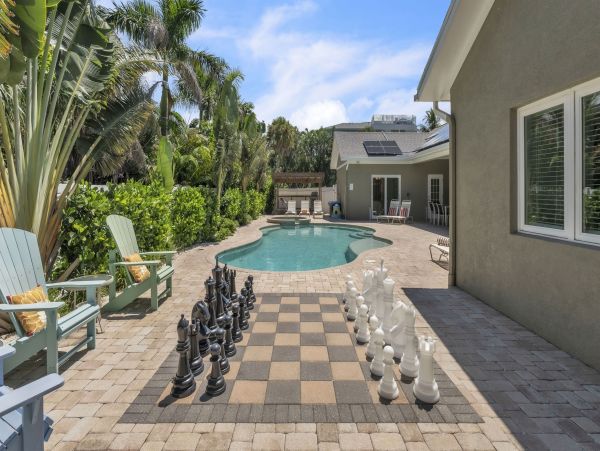 Holmes Beach Luxury Vacation Pool Home Steps from the Beach