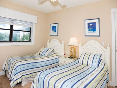 Bedroom 2 with Twin Beds