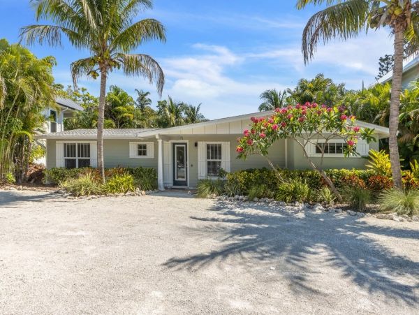 Five Bedroom Anna Maria  Home with Water Slide Pool & Views