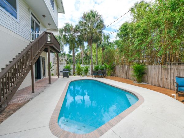 Siesta Key Duplex Shared Pool Short Walk to Beach