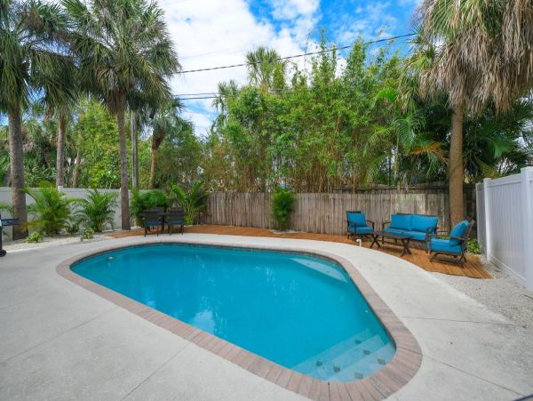Siesta Key Duplex Shared Pool Short Walk to Beach