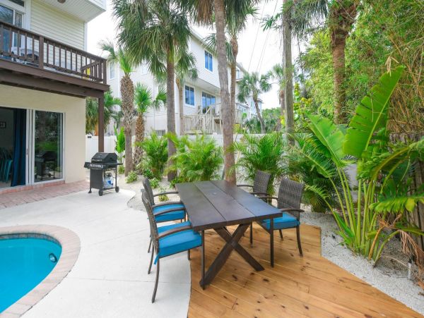 Siesta Key Duplex Shared Pool Short Walk to Beach