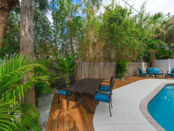Siesta Key Duplex Shared Pool Short Walk to Beach