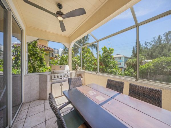 Siesta Key Duplex Shared Pool Short Walk to Beach