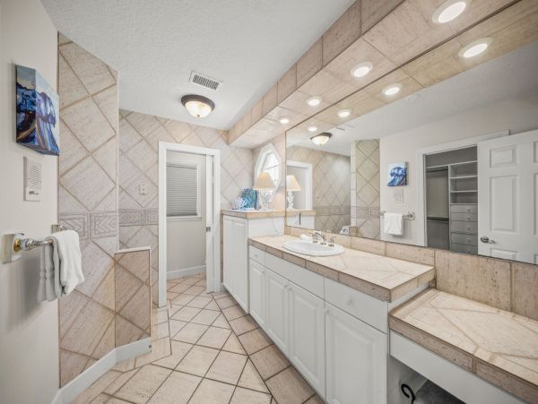 Siesta Key Duplex Shared Pool Short Walk to Beach