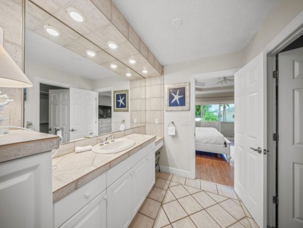 Siesta Key Duplex Shared Pool Short Walk to Beach