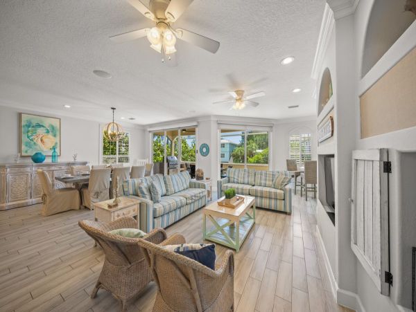 Siesta Key Duplex Shared Pool Short Walk to Beach